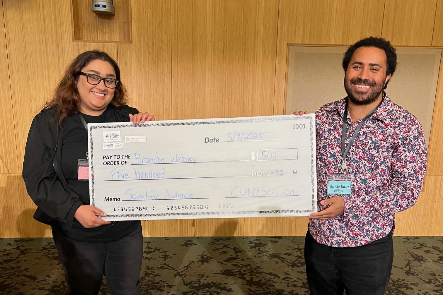 Brandon winning best science talk at CunySciCom's 2025 Symposium